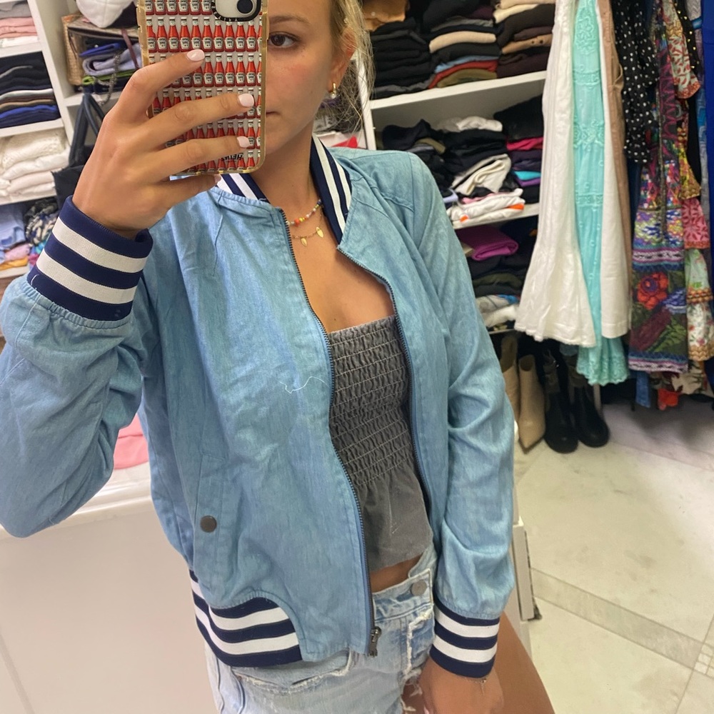 Light jacket with jean color and stripes on ends